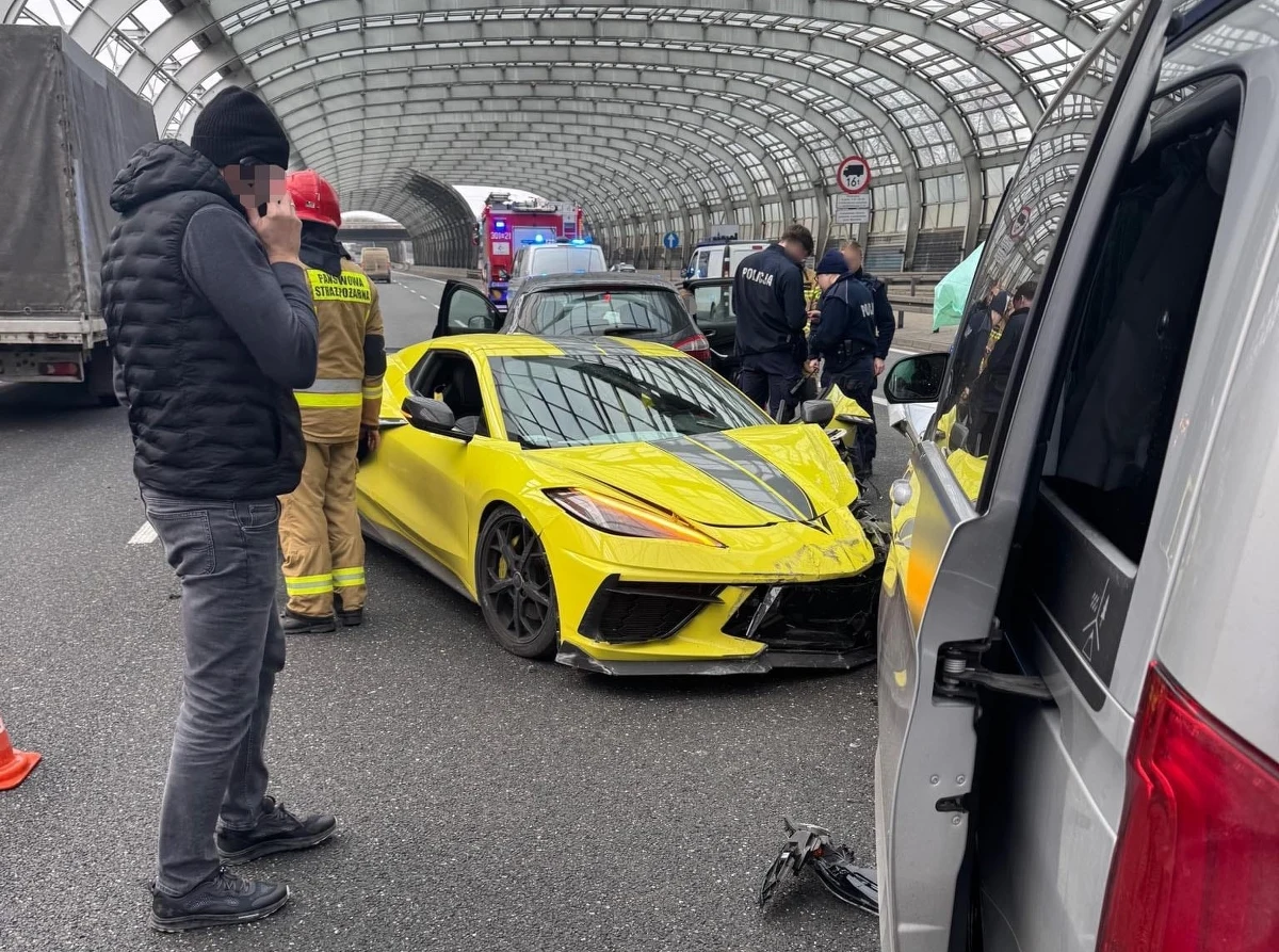 Poważny wypadek na Trasie Toruńskiej w Warszawie. Na pasie w stronę Marek w tunelu za Łabiszyńską sportowy samochód, który prowadził 21-latek, czołowo zderzył się z trzema innymi pojazdami. Kierowca wcześniej stracił przytomność i jechał pod prąd. To cud, że nikomu nic się nie stało. 