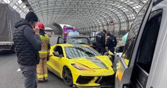 Poważny wypadek na Trasie Toruńskiej w Warszawie. Na pasie w stronę Marek w tunelu za Łabiszyńską sportowy samochód, który prowadził 21-latek, czołowo zderzył się z trzema innymi pojazdami. Kierowca wcześniej stracił przytomność i jechał pod prąd. To cud, że nikomu nic się nie stało. 