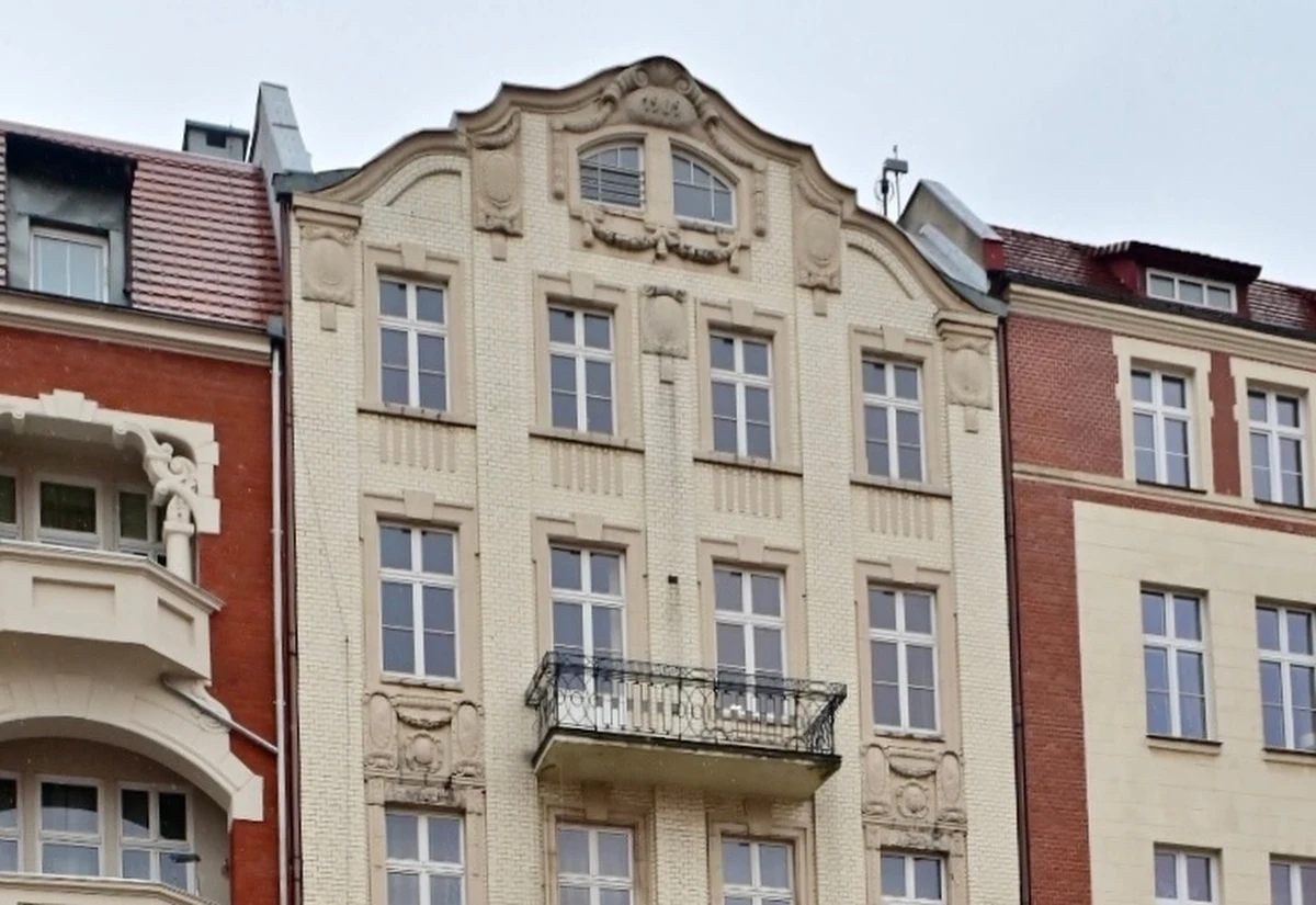 Bytom słynie z pięknych kamienic. Jak przypomniał Urząd Miasta, ze względu na bogactwo architektury secesyjnej, Bytom przez lata nazywany był "małym Wiedniem". Część z kamienic w Śródmieściu znalazła się na stworzonym właśnie Szlaku Architektury Secesyjnej. Można wybrać się na około półtoragodzinny spacer, by zobaczyć wszystkie wyróżnione budynki.