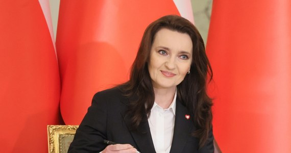 "Kwitnie nam szara strefa, jeśli chodzi o usługi opiekuńcze" - mówiła w Popołudniowej rozmowie w RMF FM minister ds. polityki senioralnej Marzena Okła-Drewnowicz. Podkreśliła, że jedną z fundamentalnych dla niej kwestii jest "wsparcie osób starszych w miejscu zamieszkania". "To jest ten bon opiekuńczy, skierowany po raz pierwszy do rodzin aktywnych zawodowo" - zaznaczyła.