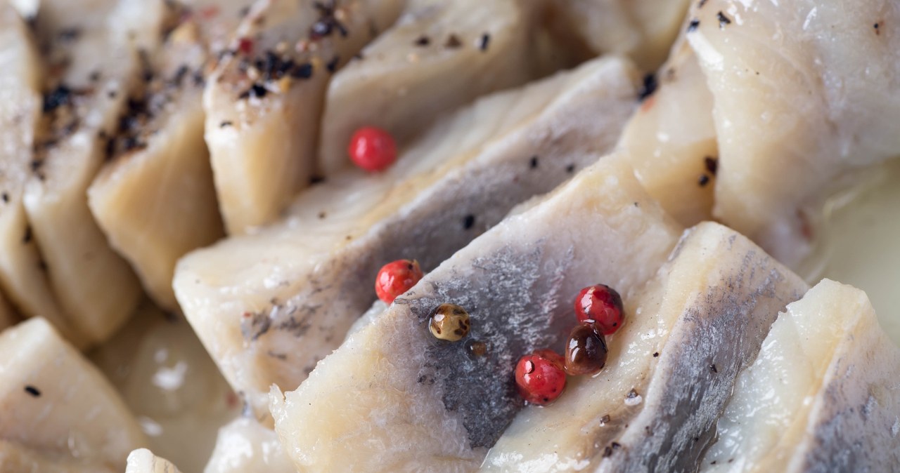 Sprzedaż spadła o 35 proc. Bakterie w śledziach dobiły sieć delikatesów