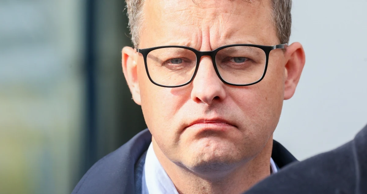 Policjanci złożą wniosek o ściganie Marcina Romanowskiego, jeśli nie znajdą go pod wytypowanymi adresami - dowiedział się reporter RMF FM. Były wiceminister sprawiedliwości podejrzany w aferze Funduszu Sprawiedliwości zgodnie z decyzją sądu ma trafić do aresztu. 