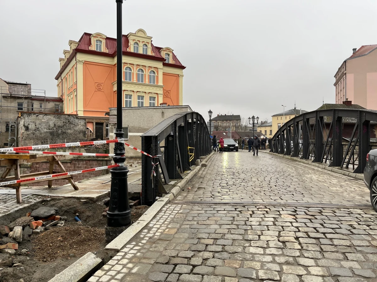 Prawie 6 mln zł z rezerwy przeciwpowodziowej trafi do Kłodzka na odbudowę trzech mostów. Taką informację przekazał pełnomocnik rządu ds. odbudowy po powodzi Marcin Kierwiński. Chodzi o Most Żelazny, most przy ul. Matejki i kładkę przy ul. Malczewskiego. 