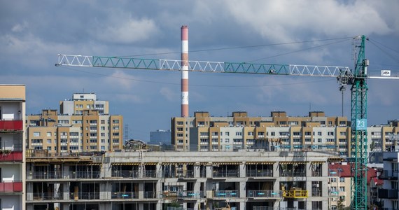 Kraków okazuje się droższy od Warszawy pod względem cen w dzielnicach centralnych. W dzielnicy Stare Miasto przeciętna cena mieszkań wystawionych na sprzedaż w trzecim kw. 2024 roku przekroczyła 1 mln zł. W stolicy przeciętna cena dla wszystkich wystawionych na sprzedaż lokali wynosi "tylko" 990 430 zł. Dla porównania najdroższą dzielnicą wśród ośmiu badanych miast jest Orłowo w Gdyni, gdzie przeciętna cena wynosi aż 1,61 mln zł - wynika z raportu Rankomat.pl i Rentier.io. Różnica między najdroższą a najtańszą dzielnicą Gdyni wyniosła 1,1 mln zł.