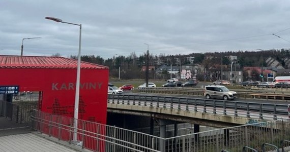 Duże zmiany w ruchu na węźle Karwiny w Gdyni. Fragment podpory wiaduktu wymaga pilnego wzmocnienia, uszkodzony jest także słup podpory. Aby odciążyć konstrukcję, zamknięto jeden pas ruchu w kierunku Kościerzyny. „My jako miasto chcielibyśmy wrócić do rozmów z PKP, żeby w ramach dobudowania tutaj trzeciego toru po prostu ten węzeł rozebrać i zrobić go od nowa” - zapowiada w rozmowie z RMF FM wiceprezydent Gdyni Bartłomiej Austen.