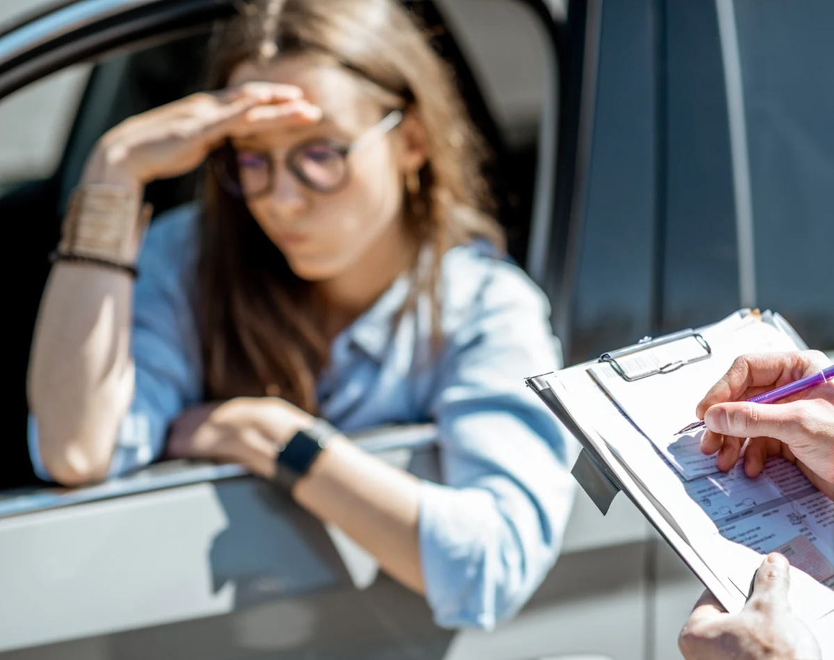 Kobieta kierująca autem po ulicach Otwocka popisała się wyjątkowym brakiem odpowiedzialności. Po tym, jak stworzyła niebezpieczną sytuacją na przejściu dla pieszych pod szkołą, dostała 47 punktów karnych.