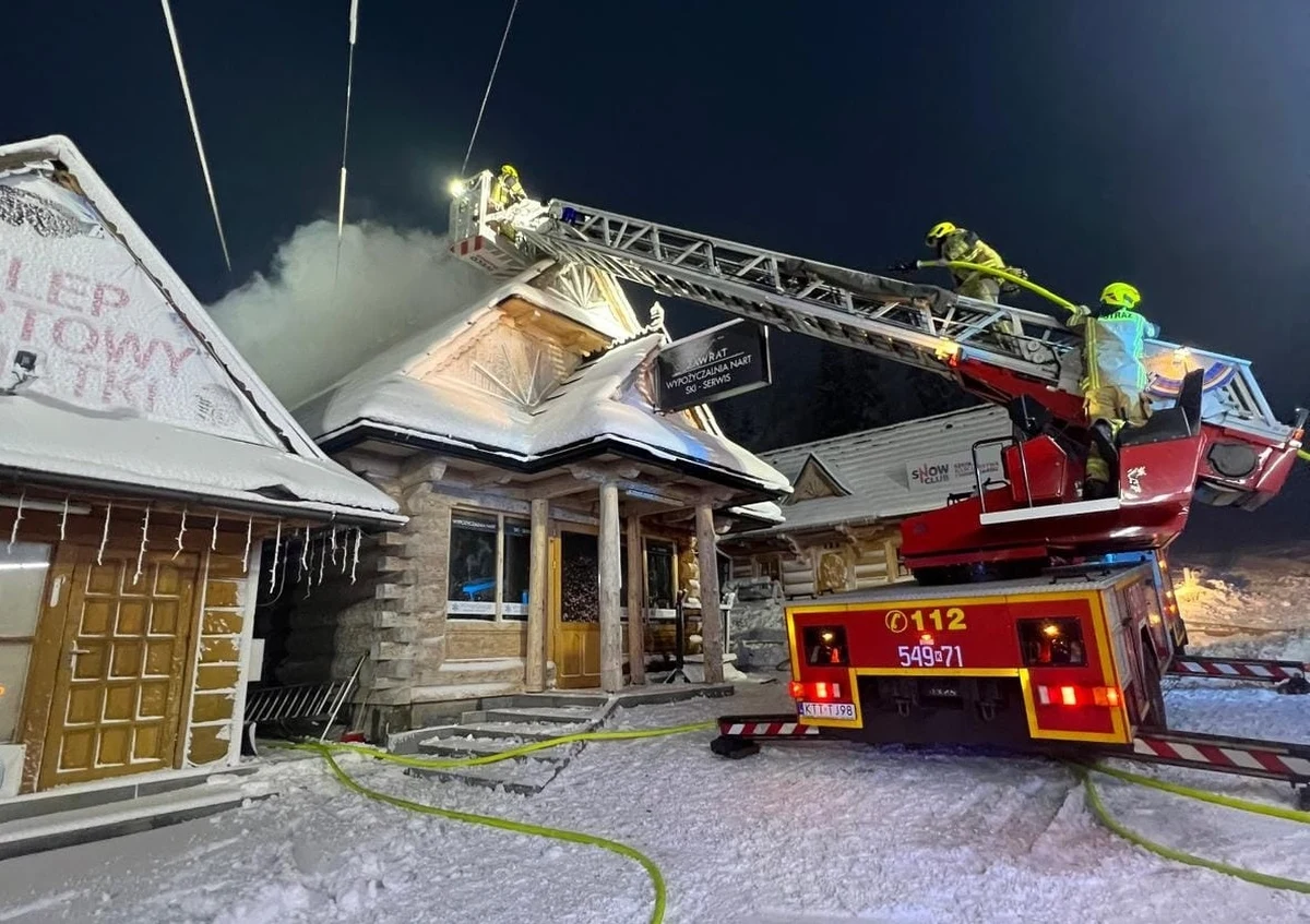 W czwartek w Białce Tatrzańskiej zapaliła się drewniana chata przy ul. Kaniówka. W budynku znajduje się wypożyczalnia sprzętu narciarskiego.
