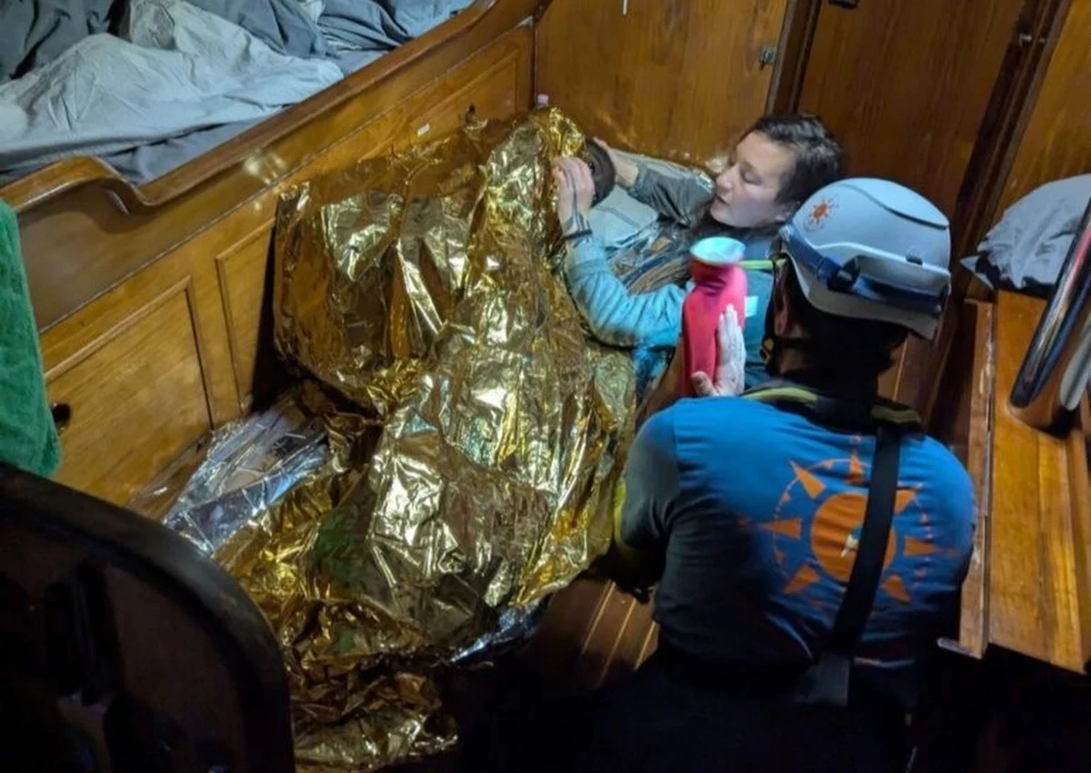 Ponad 40 osób zostało uznanych za zaginione po zatonięciu łodzi na Morzu Śródziemnym. Dotychczas udało się odnaleźć jedynie 11-latkę. Dziewczynka przez trzy dni dryfowała wśród fal, trzymając się jedynie dętki samochodowej. 