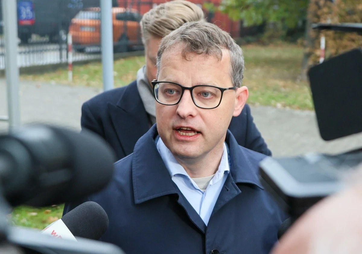 Komenda Stołeczna Policji złożyła wniosek o list gończy za byłym wiceministrem sprawiedliwości Marcinem Romanowskim - informuje reporter RMF FM Krzysztof Zasada. Czy Romanowski się ukrywa? "Nie odpowiem na żadne pytania dotyczące miejsca jego pobytu" - powiedział RMF FM mecenas Bartosz Lewandowski.