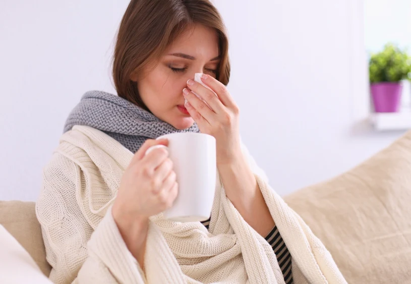 Męczy cię kaszel? Ten tani naturalny napar działa lepiej niż syrop z apteki