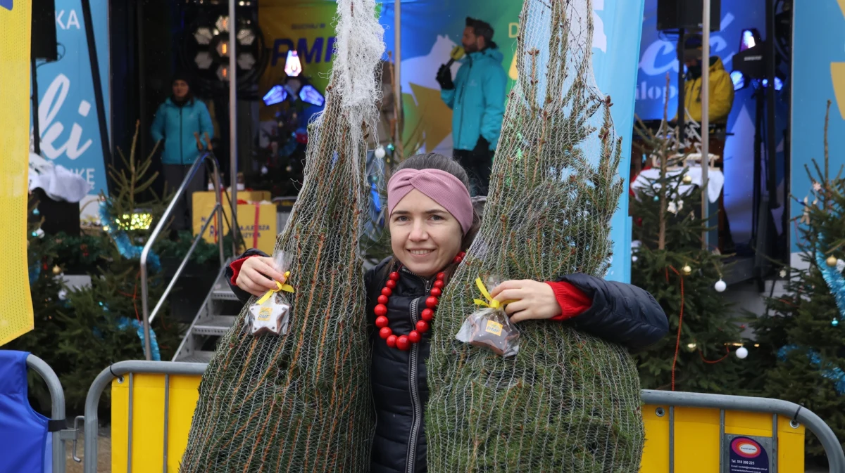 Kilkaset bożonarodzeniowych drzewek rozdaliśmy po raz kolejny w ramach akcji "Choinki pod choinkę od RMF FM i Małopolski". Nasz żółto-niebieski konwój zawitał dziś do Kielc.