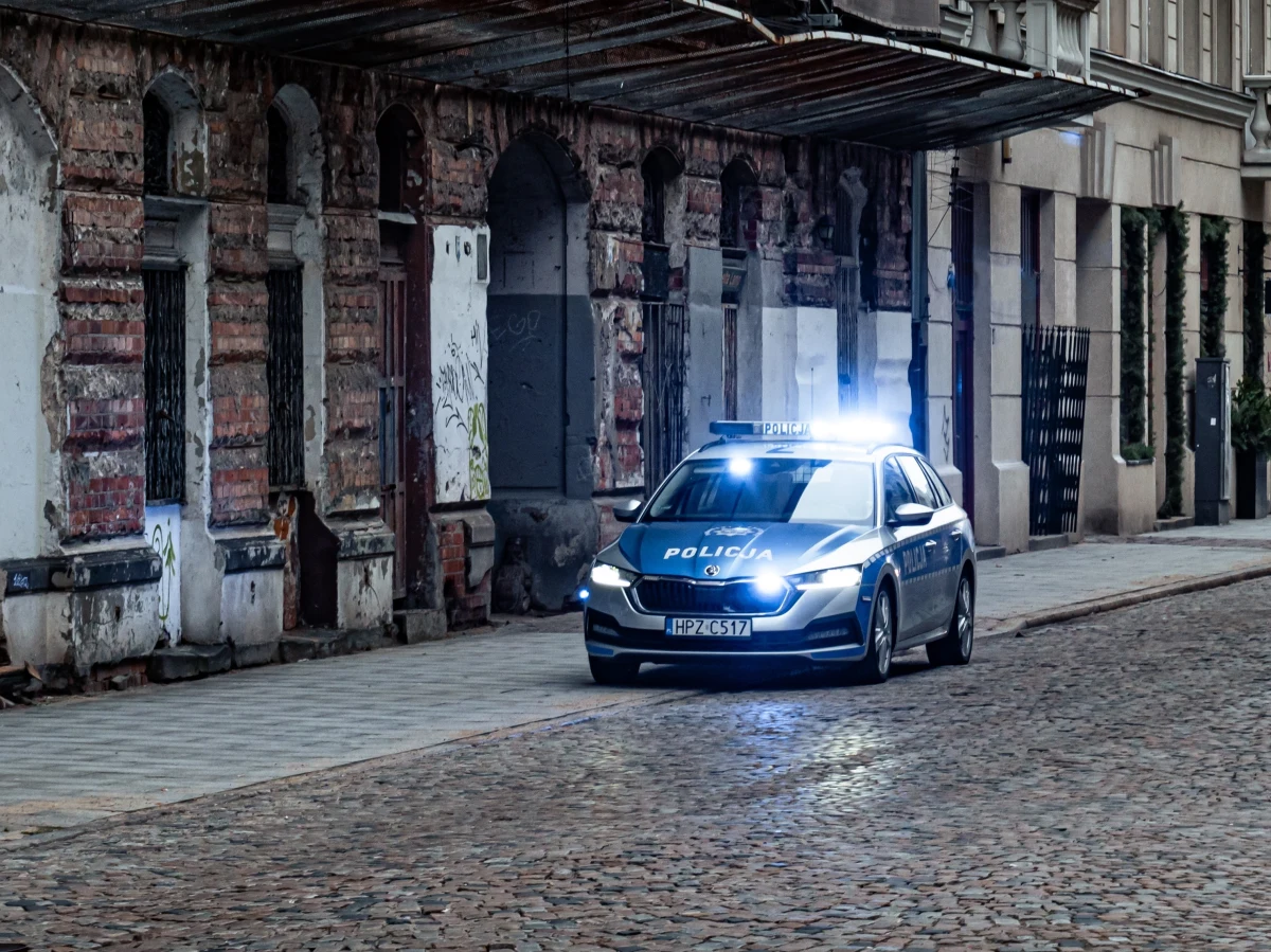 W Wielkopolsce zaginęła dwójka nastolatków. Od środy byli poszukiwani przez Wydział Kryminalny Komendy Miejskiej Policji w Lesznie. Służby opublikowały  wizerunki i rysopis pary 15-latków z apelem o pomoc w ustaleniu, gdzie mogą przebywać. W czwartek policjanci poinformowali RMF FM o tym, że zostali oni odnalezieni.  