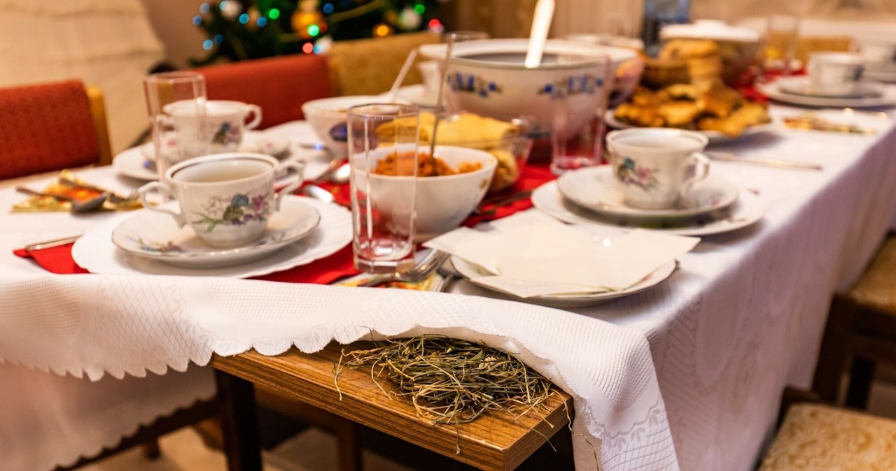 Siano pod obrusem w Wigilię. Wielu wkłada, nie każdy wie po co