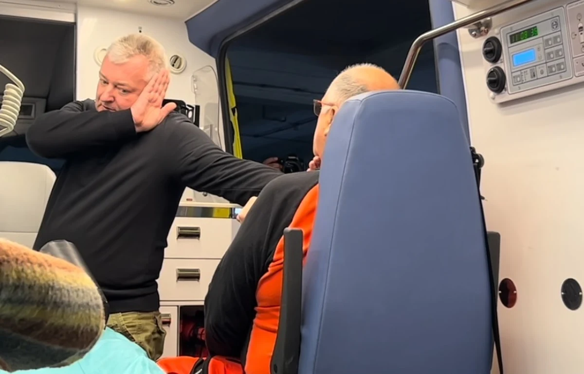 "Stop Agresji - ratownicy medyczni reagują" - pod takim hasłem Wojewódzka Stacja Pogotowia Ratunkowego i Transportu Sanitarnego Meditrans w Warszawie organizuje szkolenia dla ratowników. To efekt sobotniego ataku w jednej z karetek. Udzielających pomocy medyków pobił wtedy 48-letni pułkownik Służby Ochrony Państwa. 