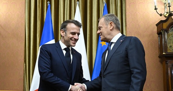 W samych superlatywach premier Donald Tusk wypowiadał się o zbliżeniu politycznym między Polską i Francją. Do Warszawy przybył Emmanuel Macron, by porozmawiać z polskimi władzami o sytuacji geopolitycznej, wojnie w Ukrainie i współpracy z Polską. "Jesteśmy po tej samej stronie w sprawie bezpieczeństwa Europy i sprawiedliwego pokoju w Ukrainie" - przekazał na konferencji po spotkaniu z Macronem szef polskiego rządu. Zapewnił także, że Polska na razie nie planuje obecności wojsk w Ukrainie. Identyczne stanowisko przedstawił w Berlinie Radosław Sikorski.