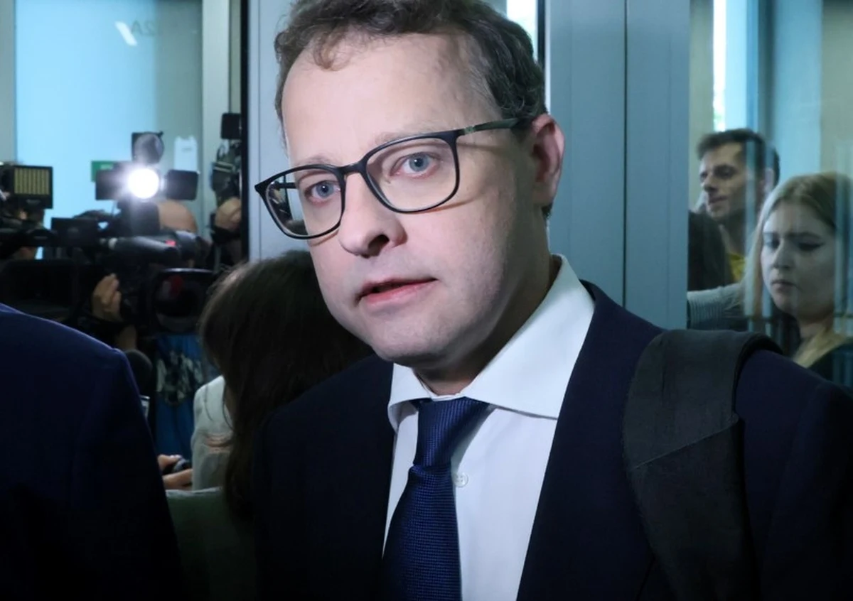 Prokuratura Krajowa wszczęła poszukiwania listem gończym za Marcinem Romanowskim. W poniedziałek sąd zdecydował o trzymiesięcznym areszcie dla posła PiS. Były wiceminister sprawiedliwości jest podejrzany ws. Funduszu Sprawiedliwości. Ma postawionych 11 zarzutów. 