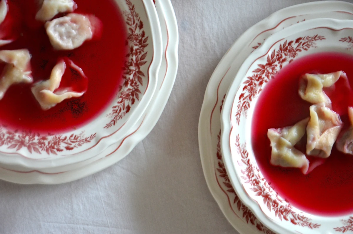 Przygotowywanie świątecznych potraw na ostatnią chwilę może kosztować nie tylko wiele nerwów. Może też zakończyć się kulinarną katastrofą. Podstawowym składnikiem niektórych dań jest bowiem... czas. Mowa przede wszystkim o bigosie, ale też czerwonym barszczu, którego bazę stanowi zakwas. 