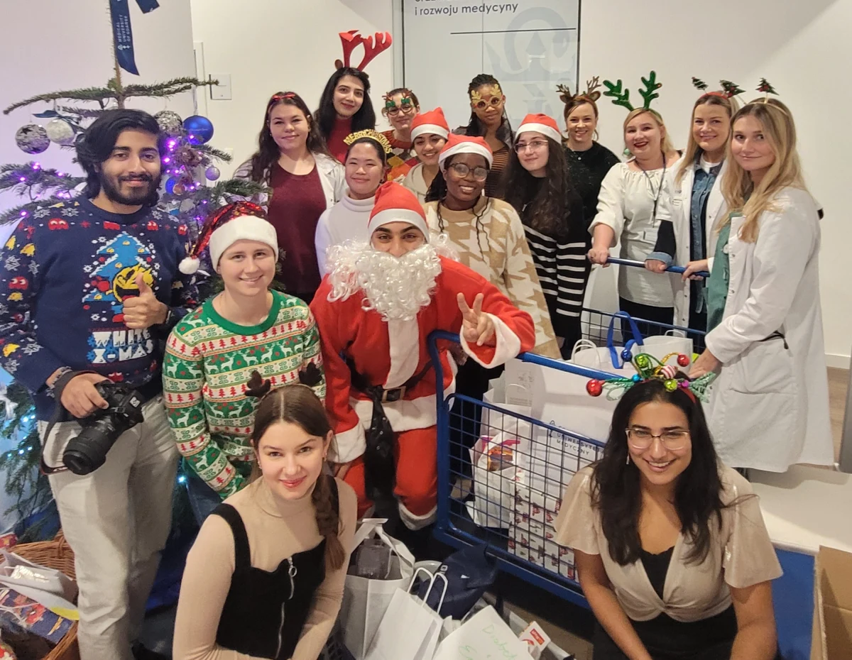 Na Gdańskim Uniwersytecie Medycznym studiuje około tysiąc studentek i studentów z różnych zakątków świata. Wielu z nich zostaje w Polsce na święta. Uczelnia szuka rodzin, które zaproszą ich na Wigilię, aby nie spędzili ich sami i nawiązali nowe znajomości.