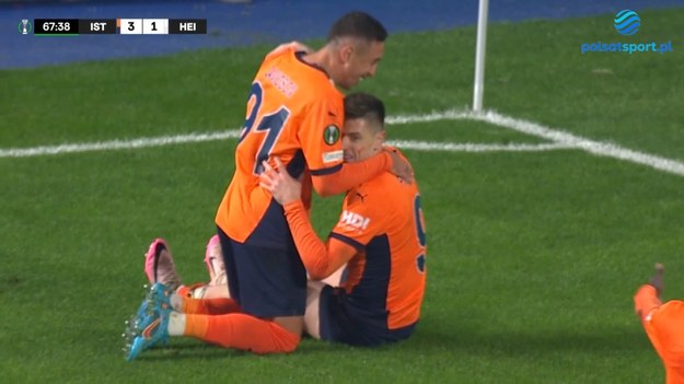 Gol Krzysztofa Piątka w starciu İstanbul Başakşehir - 1. FC Heidenheim w ramach Ligi Konferencji.