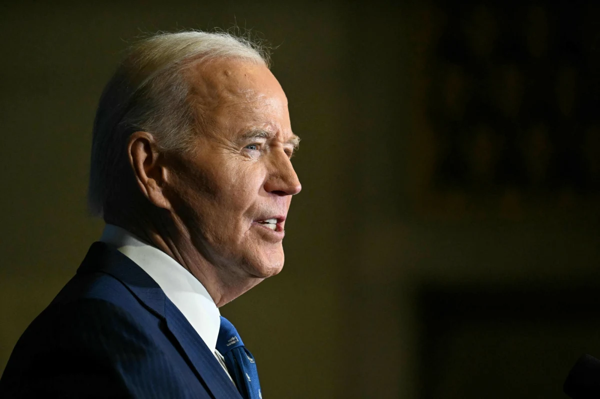 "Ameryka to naród drugiej szansy" - zakomunikował Biały Dom. Prezydent USA Joe Biden skrócił w czwartek wyroki niemal 1,5 tys. osadzonym. Ułaskawił również 39 osób skazanych za przestępstwa bez użycia przemocy. Według Białego Domu jest to największy w historii akt łaski wydany przez prezydenta w historii Stanów Zjednoczonych.