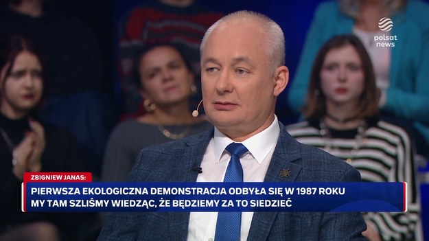 W programie "Lepsza Polska" toczyła się zagorzała dyskusja na temat grupy, która regularnie blokuje ulice w imię walki o klimat. Gawryluk na wstępie zaznaczyła, że zaprosiła do studia przedstawicieli ruchu Ostatnie Pokolenie, ale żaden z aktywistów nie zdecydował się na udział w programie. Przed kilkoma dniami zapowiedzieli, że w piątek o godz. 17 w Warszawie odbędzie się ich największa akcja. Zbigniew Janas, działacz opozycji w PRL przyznał, że pojawiał się w miejscach, gdzie do tej pory odbywały się blokady organizowane przez Ostatnie Pokolenie. - Czy oni mają rację, czy nie - ja tak do końca nie wiem - przyznał. Dalej przekazał, że "w momencie, kiedy młodzi ludzie wychodzą, ich wartość polega na tym, że o coś im chodzi, to jest ich wielki plus". - Zbyszku przyklej się z nimi do tego asfaltu - odpowiedział Jan Pospieszalski. Publicysta pytał Janasa, jak może porównywać "szlachetne zaangażowanie ludzi Solidarności, którzy walczyli o wolność". - A ci ograniczają wolność tych ludzi, którzy próbują dotrzeć do pracy, do szpitala - wymieniał. - Można się wciąć? - zapytał publicysta i przyrodnik Adam Wajrak. - To jest zadziwiające, że dyskutujemy o tych paru osobach, a dyskutujemy zapewne dlatego, że pan premier Donald Tusk postanowił być wobec nich stanowczy i ich postraszył na Twitterze, że służby się za nich wezmą. Stąd też reakcja takich ludzi jak Zbigniew Janas i wielu z Solidarności, również moja - tłumaczył. Zaznaczył, że nie widzi się problemów w np. blokadach rolników. Dr Grzegorz Chocian, prezes Fundacji Konstruktywnej Ekologii Ecoprobono stwierdził, że działania Ostatniego Pokolenia to akty polityczne a nie ekologiczne. - Ekologia to jest nauka o ekosystemie i relacjach w ekosystemie, a nie przyklejanie się do asfaltu, więc ja protestuję przeciwko nazywaniu takich działań ekologicznymi. Bo to nie ma nic wspólnego z ekologią - ocenił. Zaznaczył, że nie chodzi o zakazanie tych działań tylko "elementarną odpowiedzialność za to, co się robi". - Była większa emisja