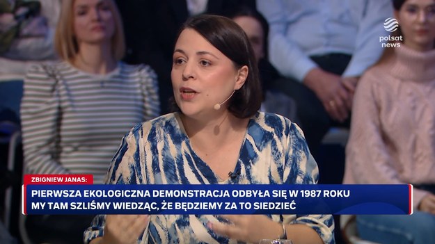 Anna Błaszczak-Banasiak, dyrektor Amnesty International stwierdziła, że "gdyby nie prawo do protestu, to dzisiaj nie żylibyśmy w wolnej, demokratycznej Polsce". - Nie możemy oceniać prawa do protestu z punktu widzenia tego, czy zgadzamy się z formą, albo celami - mówiła. - Protest Ostatniego Pokolenia jest protestem pokojowym. Zgodnie z europejską konwencją praw człowieka podlega ochronie - stwierdziła. Dalej argumentowała, że w tym obszarze życia "państwo nie może ingerować". Pospieszalski powiedział, że takie akcje są "aktem przemocy wobec nas wszystkich". Wskazał na potężną emisję spowodowaną działaniami w objętej wojną Ukrainą. - Dlaczego nie przykleją się do bramy ambasady rosyjskiej? Byłaby jakaś logika do tego - mówił, odnosząc się do blokady przez aktywistów Filharmonii Narodowej. Wysłał aktywistów także pod ambasadę Izraela. - Logika, zdrowy rozsądek, halo tu Ziemia - mówił Pospieszalski. Także dr Chocian pytał o "logikę tego protestu". - Słyszeliśmy takie zdanie młodego człowieka: musimy protestować. Pytanie kto go zmusza i co chce osiągnąć? - powiedział. Wajrak alarmował, że "jest bardzo źle i zmierzamy ku katastrofie". - Zanieczyszczenie to jest jedna rzecz, emisje CO2 do atmosfery to druga rzecz - zaznaczył. - Jednym z rozwiązań jest transport publiczny, o co walczy Ostanie Pokolenie - dodał. - Oczywiście emisje CO2, ale z tym apelem proszę iść do Indii, Chin, Malezji, Singapuru i tych krajów, które w tym czasie budują około tysiąca elektrowni węglowych - odpowiedział dr Chocian. 