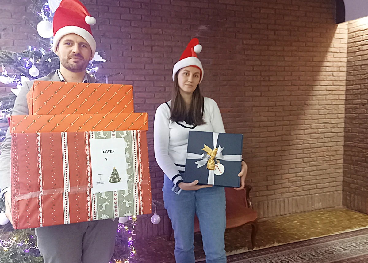 Polski konsulat w Brukseli rozpoczyna dzisiaj rozwożenie paczek świątecznych dla potrzebujących polskich dzieci w Belgii w ramach akcji "Świąteczna Paczka". Prezenty trafią między innymi do najmłodszych przebywających w belgijskich domach dziecka. To dla nich także kontakt z Polską.