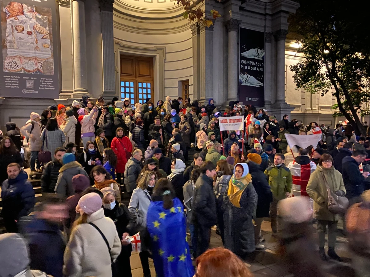 W sobotę w Gruzji ma zostać wybrany nowy prezydent. Zadanie wyboru stoi przed kolegium elektorów, w którym większość ma partia rządząca Gruzińskie Marzenie (GM). Jedynym kandydatem, wysuniętym przez tę partię, jest polityk i były piłkarz Micheil Kawelaszwili. Wybór wywołał ostrą krytykę ze strony opozycji oraz urzędującej prezydent.