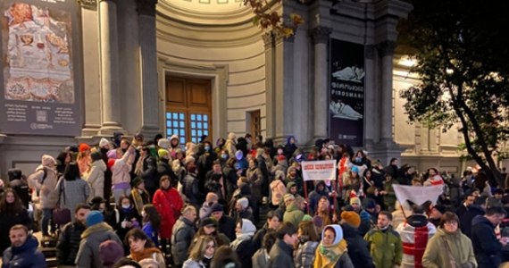 W sobotę w Gruzji ma zostać wybrany nowy prezydent. Zadanie wyboru stoi przed kolegium elektorów, w którym większość ma partia rządząca Gruzińskie Marzenie (GM). Jedynym kandydatem, wysuniętym przez tę partię, jest polityk i były piłkarz Micheil Kawelaszwili. Wybór wywołał ostrą krytykę ze strony opozycji oraz urzędującej prezydent.