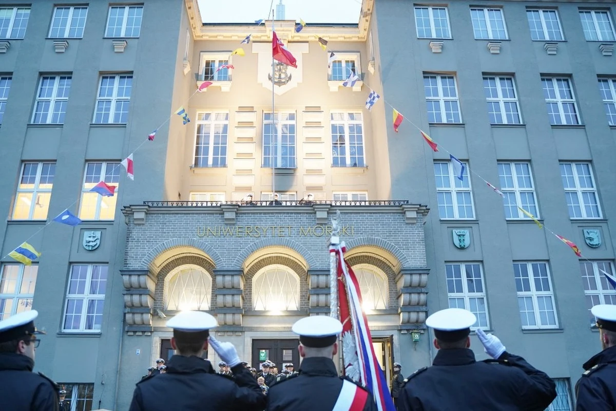Nauka przetrwania na morzu, rozwój elektrowni wiatrowych, warsztaty z podstaw miernictwa i technik kompozytowych - to część atrakcji podczas dzisiejszego dnia otwartego Uniwersytetu Morskiego w Gdyni. Uczelnia otworzy swoje drzwi między 9 a 14.  
