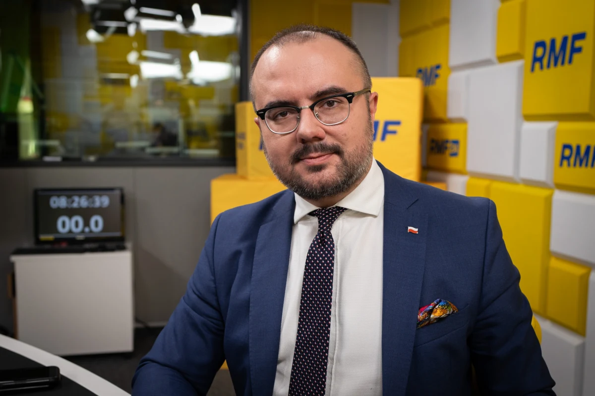 "Ocena niedostateczna" – powiedział w Porannej rozmowie w RMF FM poseł PiS Paweł Jabłoński, pytany, jaką notę wystawiłby gabinetowi premiera Donalda Tuska w pierwszą rocznicę jego urzędowania. "Można było jeszcze się łudzić, że uda im się coś zrobić w sprawach międzynarodowych" – dodał, wskazując, że największym zawodem jest dla niego minister Sikorski. Komentując działania prokuratury ws. Marcina Romanowskiego, wskazał, że są "nieuzasadnione z punktu widzenia kodeksu postępowania karnego".