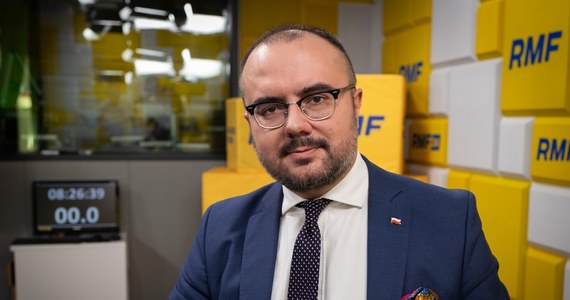 "Ocena niedostateczna" – powiedział w Porannej rozmowie w RMF FM poseł PiS Paweł Jabłoński, pytany, jaką notę wystawiłby gabinetowi premiera Donalda Tuska w pierwszą rocznicę jego urzędowania. "Można było jeszcze się łudzić, że uda im się coś zrobić w sprawach międzynarodowych" – dodał, wskazując, że największym zawodem jest dla niego minister Sikorski. Komentując działania prokuratury ws. Marcina Romanowskiego, wskazał, że są "nieuzasadnione z punktu widzenia kodeksu postępowania karnego".