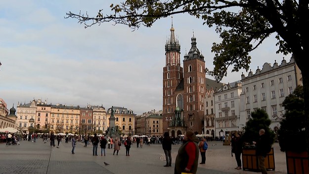 Zielona rewolucja w Krakowie. Na Rynek Główny wracają drzewa! Wszystko dzięki mieszkańcom, którzy zgłosili ten pomysł do budżetu obywatelskiego. Sprawa jest bardziej skomplikowana, niż może się wydawać, bo krakowski Rynek Główny jest wpisany na listę światowego dziedzictwa UNESCO. Naukowcy ustalają, ile i jakie dokładnie drzewa będzie można posadzić na historycznym placu.   