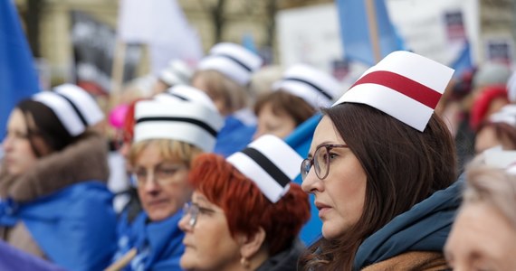 Mija rok od zaprzysiężenia rządu Donalda Tuska. W RMF FM sprawdzamy, co zmieniło się w życiu Polaków, jakie są największe sukcesy rządu, a co się ewidentnie nie udało. Wiele zapowiedzi sprzed roku dotyczyło systemu ochrony zdrowia: od skrócenia kolejek do lekarzy po łatwiejszy dostęp do antykoncepcji awaryjnej. Nasz dziennikarz dokonał analizy i zebrał komentarze o ostatnich 12 miesiącach.