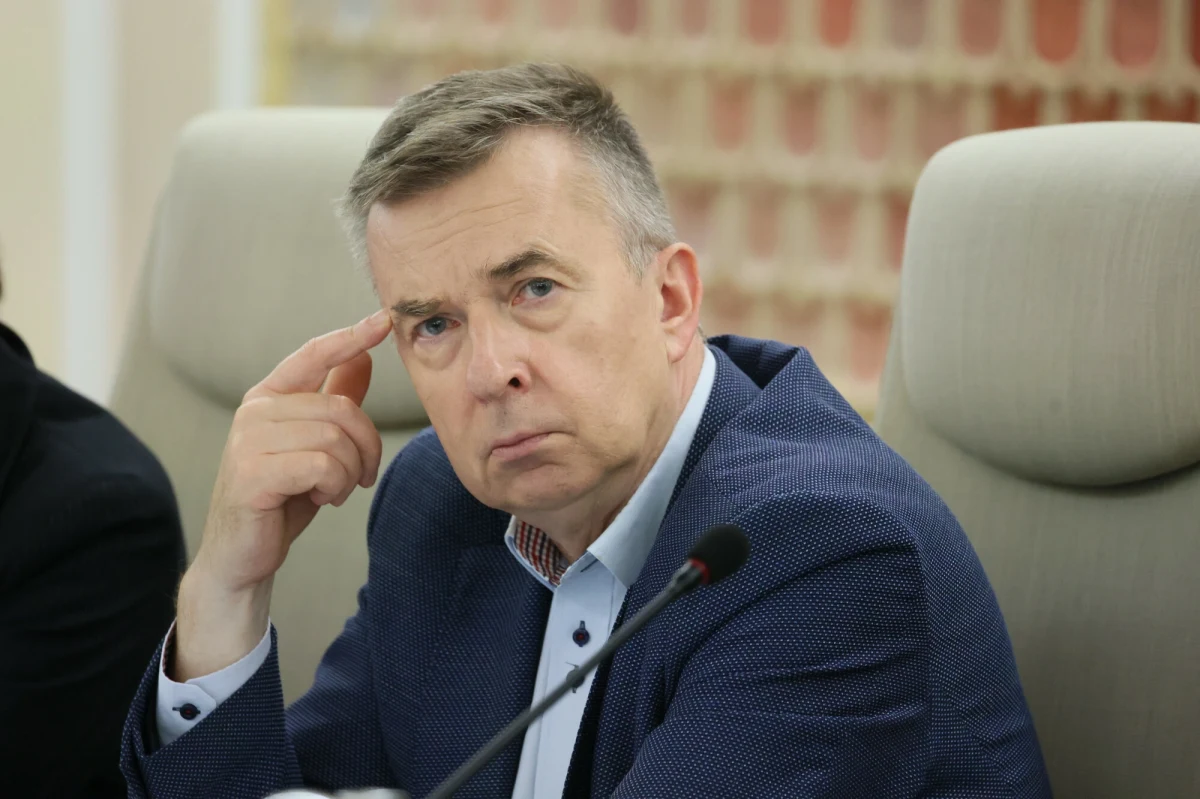 Wicepremier Krzysztof Gawkowski (Lewica) powiedział, że minister nauki, polityk Lewicy, Dariusz Wieczorek zostanie poproszony o wyjaśnienia w sprawie dotyczącej szefowej związku zawodowego na Uniwersytecie Szczecińskim. Wieczorek zapowiedział przedstawienie dokumentów wicepremierowi.