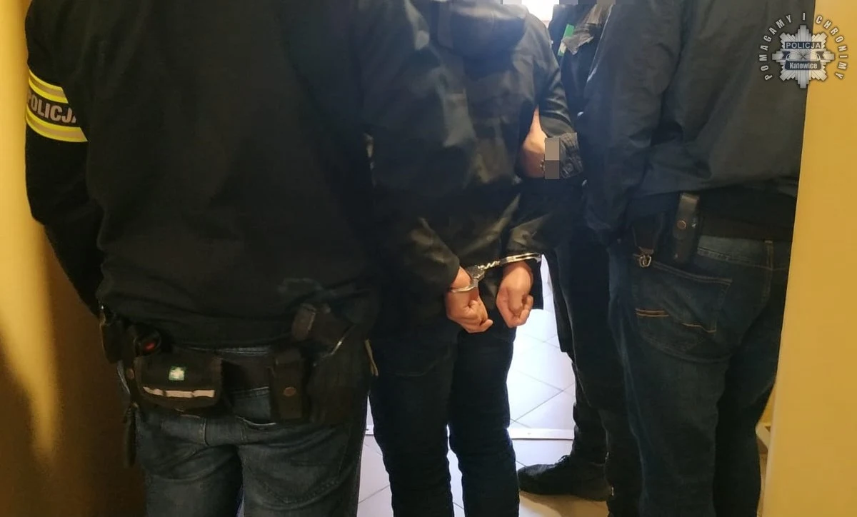 Policjanci z Katowic zatrzymali dwóch mężczyzn, podejrzanych o zabójstwo w jednym z mieszkań w centrum miasta. Prokurator przedstawił zatrzymanym zarzuty zabójstwa 50-latka. Jeden z podejrzanych jest synem ofiary.