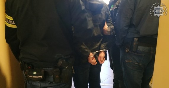 Policjanci z Katowic zatrzymali dwóch mężczyzn, podejrzanych o zabójstwo w jednym z mieszkań w centrum miasta. Prokurator przedstawił zatrzymanym zarzuty zabójstwa 50-latka. Jeden z podejrzanych jest synem ofiary.