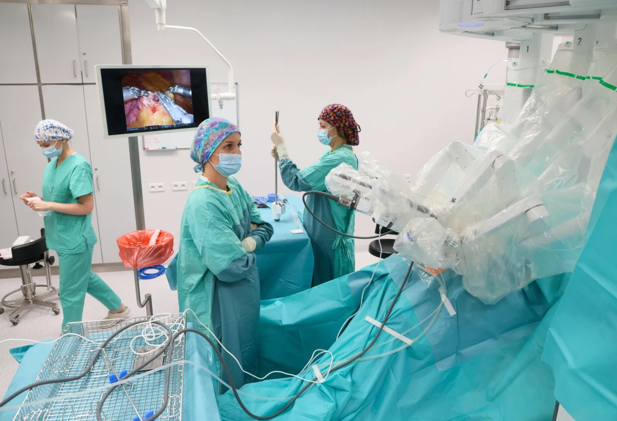 "Dałbym rządowi za pracę w ochronie zdrowia trójkę z maleńkim plusem. Z plusem trochę na zachętę, a trochę dlatego, że rząd postawił sobie bardzo trudne zadanie. My pamiętamy, że politycy przerzucali się ochroną zdrowia jak gorącym kartoflem i nikt nie chciał resortu zdrowia tak naprawdę wziąć na siebie" - mówił w rozmowie z Tomaszem Terlikowskim na antenie Radia RMF24 prezes Naczelnej Izby Lekarskiej (NIL) Łukasz Jankowski.