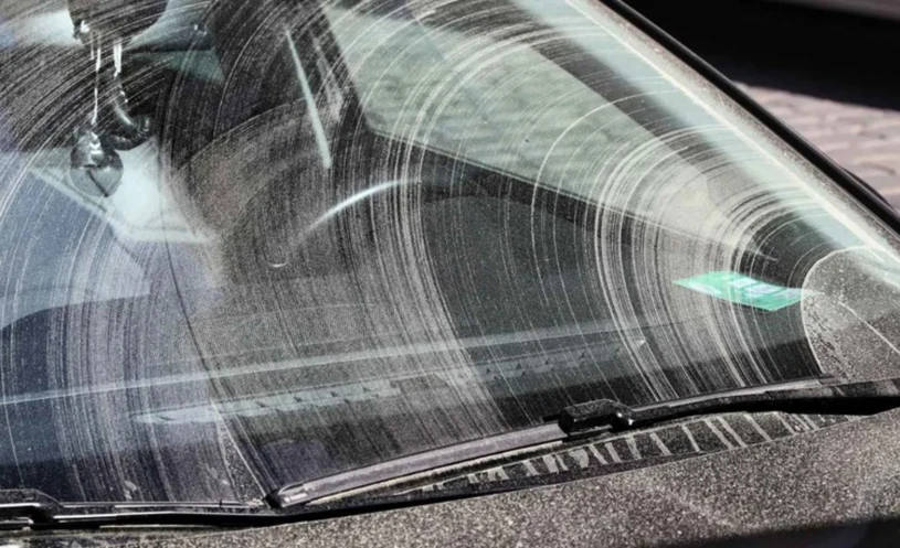 Wycieraczki zostawiają smugi? Nie kupuj nowych, tylko zastosuj prosty trik