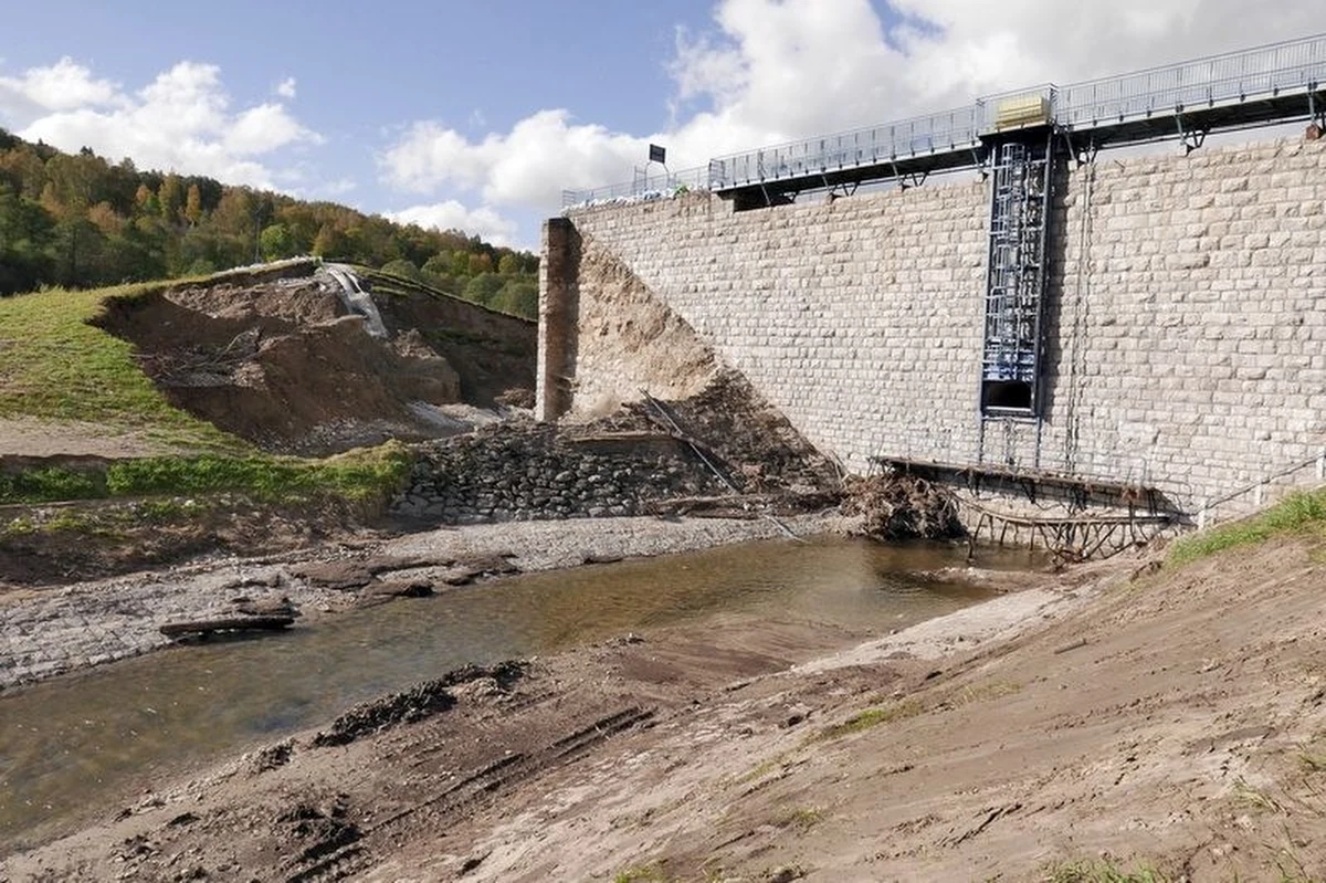 Ponad 600 specjalistów, zajmujących się bezpieczeństwem powodziowym Polski wzięło udział w organizowanym przez Politechnikę Krakowską pierwszym z siedmiu szkoleń o polskich budowlach i instalacjach przeciwpowodziowych. Po wrześniowej powodzi na Dolnym Śląsku eksperci Politechniki zaoferowali całemu środowisku, że całkowicie za darmo podzielą się  praktycznym doświadczeniem i wiedzą na temat bezpieczeństwa, sytuacji kryzysowych, awarii, nowoczesnego monitoringu, modernizacji i projektowania budowli piętrzących, czyli zapór i wałów przeciwpowodziowych. 