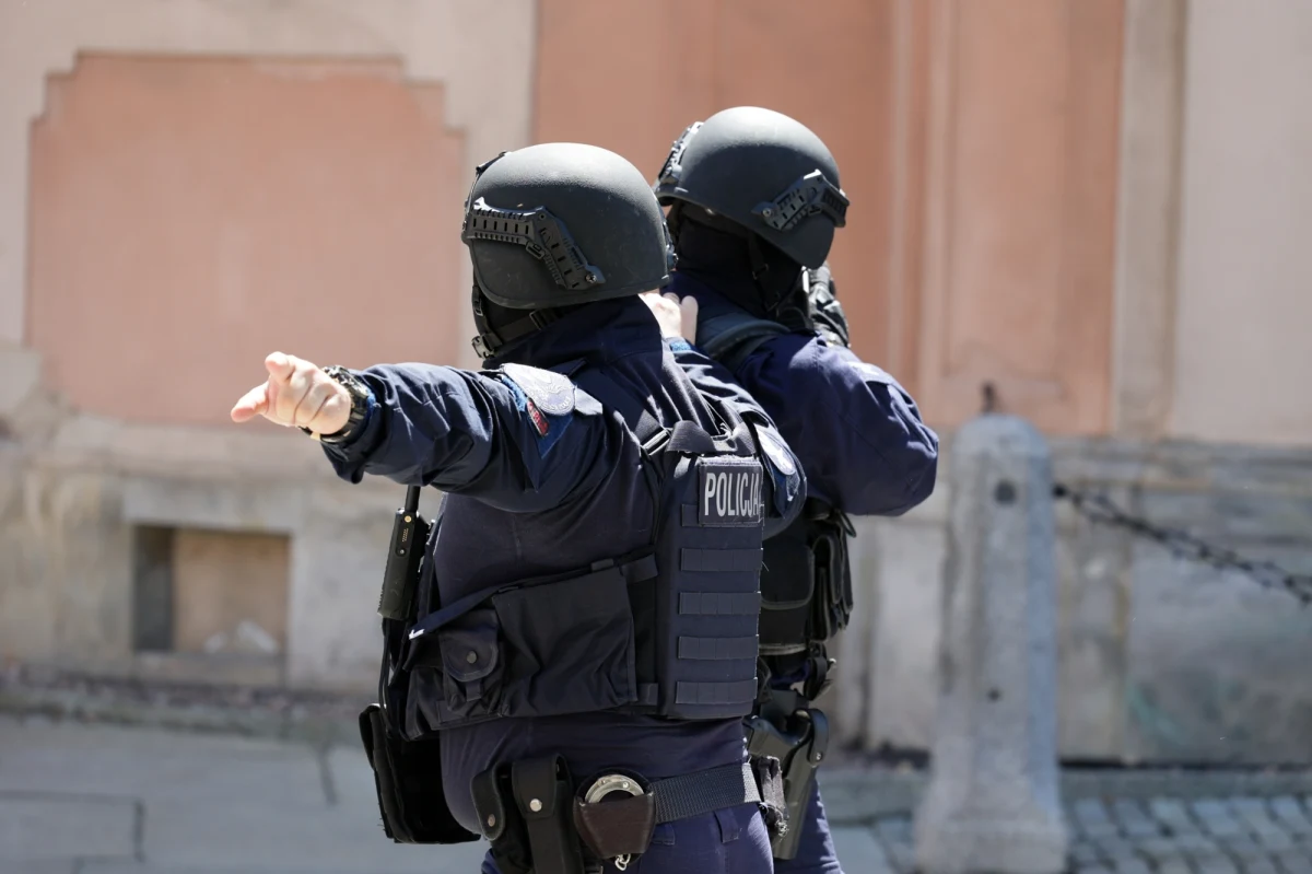 Policyjny kontrterroryści interweniowali w domu żołnierza 7. Pomorskiej Brygady Obrony Terytorialnej w Bąkowie koło Gdańska. Mundurowi słyszeli strzały. Funkcjonariusze zatrzymali 33-letniego mężczyznę.