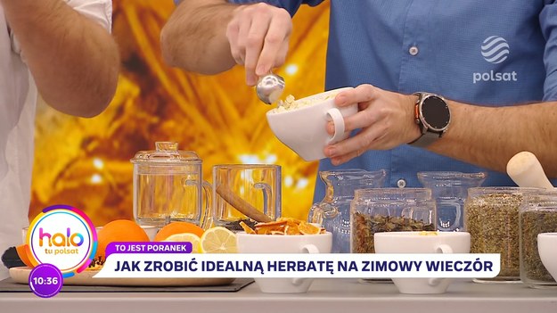 Trudno sobie wyobrazić święta i całą resztę zimy bez rozgrzewającej, aromatycznej herbaty. W studio "halo tu polsat" kilka patentów na wyjątkowo smaczne napoje zdradzili nam Patryk Płuciennik i Rafał Przybylok. Ah, co to były za zapachy!