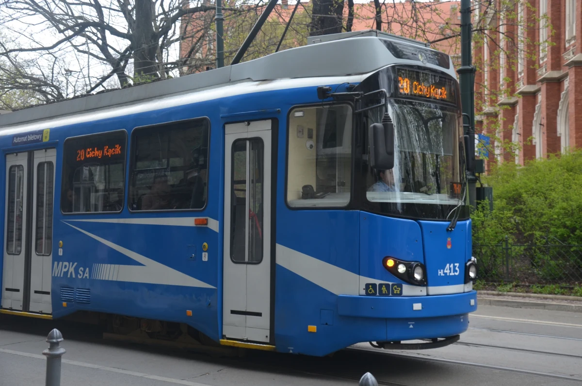 Cześć systemów krakowskiego MPK wciąż nie działa po zeszłotygodniowym ataku hackerskim. Przedsiębiorstwo ma problem z uruchomieniem m.in. programów pomagających w zarządzaniu pracami spółki.