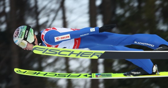 Aleksander Zniszczoł i Paweł Wąsek zajęli szóste miejsce w piątkowym konkursie duetów zaliczanym do Pucharu Świata w skokach narciarskich. W Titisee-Neustadt triumfowali Andreas Wellinger i Pius Paschke z Niemiec przed Austriakami i Norwegami.