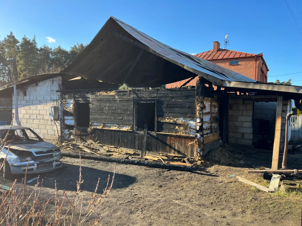 Sąsiedzi są w szoku po tragedii, która przydarzyła się dziś w nocy sześcioosobowej rodzinie we wsi Idalin w powiecie opolskim na Lubelszczyźnie. W pożarze domu zginęło troje dzieci i ich ojciec. Świadkowie mówią o słupie ognia, sprawę bada prokuratura.