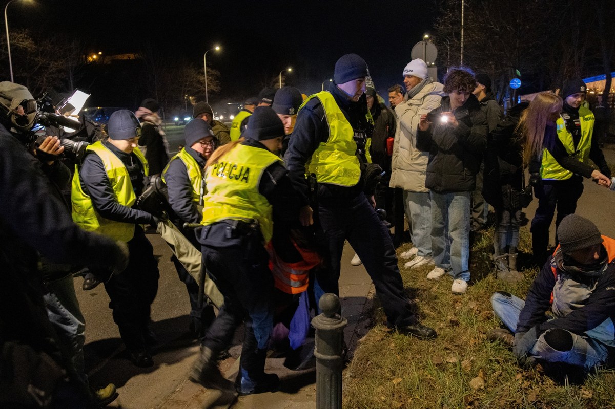 Aktywiści z Ostatniego Pokolenia zablokowali Wisłostradę na wysokości Mostu Gdańskiego. Protest trwał bardzo krótko. Uczestnicy zostali szybko usunięci przez policję. Potem - jak informował dziennikarz RMF FM Michał Radkowski - znów zablokowali na kilka minut drogę. I po raz kolejny zostali usunięci.