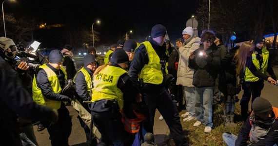 Aktywiści z Ostatniego Pokolenia zablokowali Wisłostradę na wysokości Mostu Gdańskiego. Protest trwał bardzo krótko. Uczestnicy zostali szybko usunięci przez policję. Potem - jak informował dziennikarz RMF FM Michał Radkowski - znów zablokowali na kilka minut drogę. I po raz kolejny zostali usunięci.