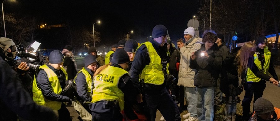 Aktywiści z Ostatniego Pokolenia zablokowali Wisłostradę na wysokości Mostu Gdańskiego. Protest trwał bardzo krótko. Uczestnicy zostali szybko usunięci przez policję. Potem - jak informował dziennikarz RMF FM Michał Radkowski - znów zablokowali na kilka minut drogę. I po raz kolejny zostali usunięci.