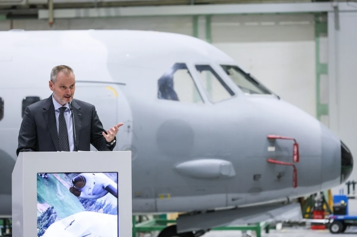 Agencja Uzbrojenia zawarła umowę z koncernem Airbus na modernizację wszystkich 16 wykorzystywanych w Wojsku Polskim samolotów transportowych C-295M CASA. Koszt umowy to 102,7 mln euro. "Modernizujemy sprzęt, który się sprawdził" - podkreślił wicepremier, szef MON Władysław Kosiniak-Kamysz.