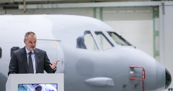 Agencja Uzbrojenia zawarła umowę z koncernem Airbus na modernizację wszystkich 16 wykorzystywanych w Wojsku Polskim samolotów transportowych C-295M CASA. Koszt umowy to 102,7 mln euro. "Modernizujemy sprzęt, który się sprawdził" - podkreślił wicepremier, szef MON Władysław Kosiniak-Kamysz.